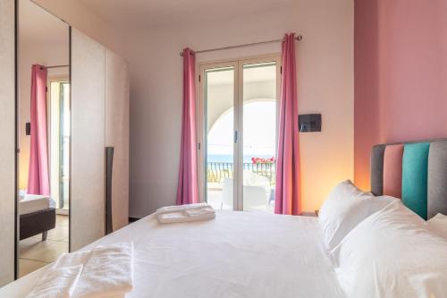 カヴァ・ダリーガにあるVilla Archi Sul Mareのベッドルーム1室(ベッド1台付)が備わります。