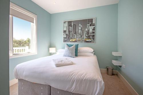 a bedroom with a large white bed with a window at The Landings 11, Water View - P in South Cerney