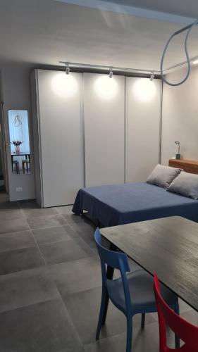 グロッタンマーレにあるAppartamentino In Piazzaのベッド2台、テーブル、椅子が備わる客室です。
