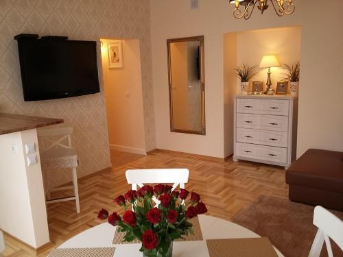 ワルシャワにあるWarsaw Kredytowa Apartmentのリビングルーム(テーブル上に花瓶付)