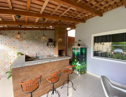a kitchen with a bar with a fish tank at casa para alugar em Prado bahia. in Prado