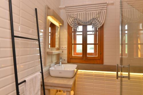 łazienka z umywalką i oknem w obiekcie Chalupa Daniel w Zdziarze