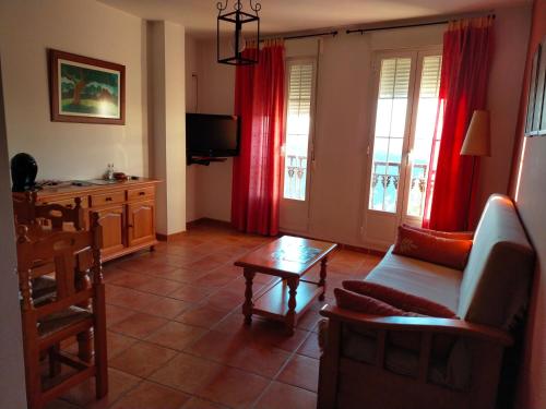 salon z kanapą i stołem w obiekcie Apartamento Avenida del Parque w mieście Cazorla