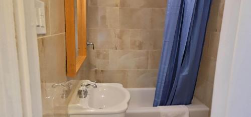 Un baño de Niagara Inn