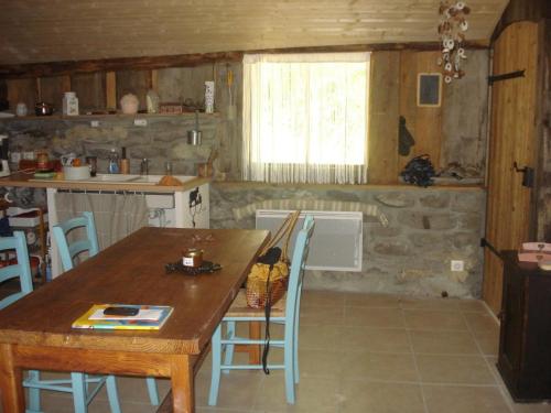 Kuchyň nebo kuchyňský kout v ubytování Gragny Authentique Maison Montagne