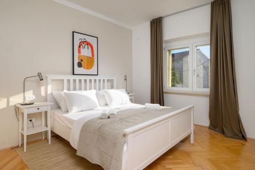Un dormitorio blanco con una cama grande y una ventana en House Leny by IstriaLux, en Štokovci