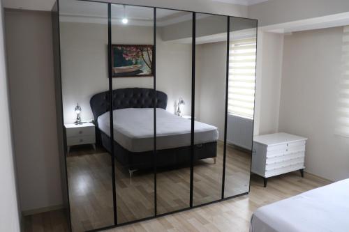 um quarto com uma cama num armário de vidro em Black sea ThePlace em Karasu