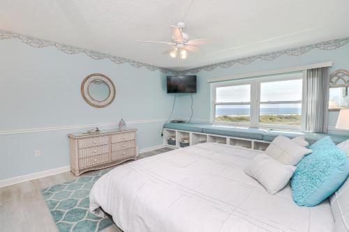 - une chambre avec un lit blanc et une fenêtre dans l'établissement Creston House 1E, à Saint Augustine