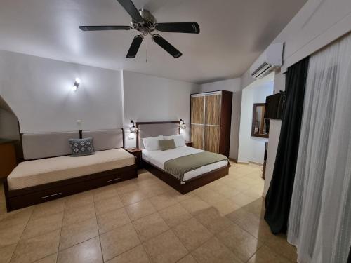 Ένα ή περισσότερα κρεβάτια σε δωμάτιο στο GreenHill Holiday Suites