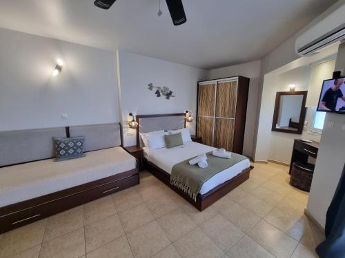 Ένα ή περισσότερα κρεβάτια σε δωμάτιο στο GreenHill Holiday Suites