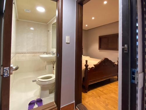 Ένα μπάνιο στο Maison Hotel DDP