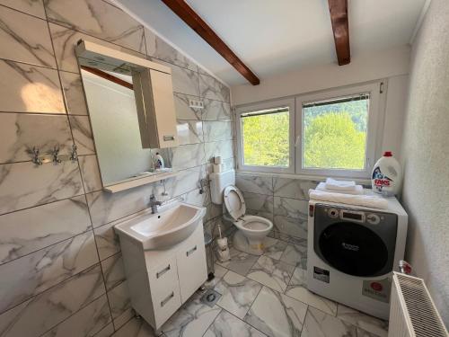 Villa 4 STAR في سراييفو: حمام مع مرحاض بالوعة ومرآة