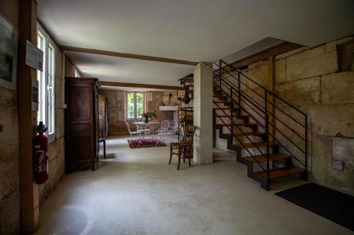 un corridoio con scala a chiocciola in una casa di Le Gué Renard-un Balcon Sur La Charente a Jarnac