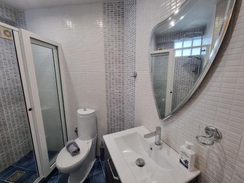 Ένα μπάνιο στο GreenHill Holiday Suites