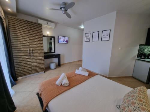 Ένα ή περισσότερα κρεβάτια σε δωμάτιο στο GreenHill Holiday Suites