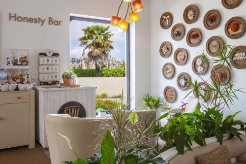 a room with plates on the wall and plants at Boutique Hotel Casa do Outeiro - Arts & Crafts in Batalha