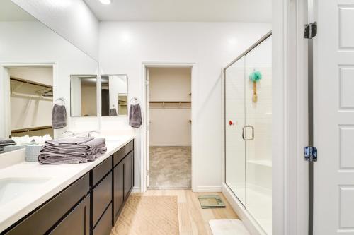 een badkamer met 2 wastafels en een douche bij Home with Putting Green about 11 Mi to Las Vegas Strip in Las Vegas