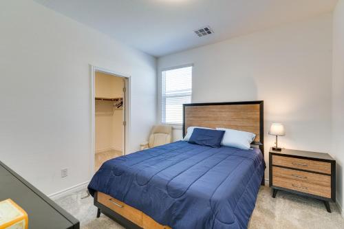 1 dormitorio con 1 cama grande con manta azul en Home with Putting Green about 11 Mi to Las Vegas Strip, en Las Vegas