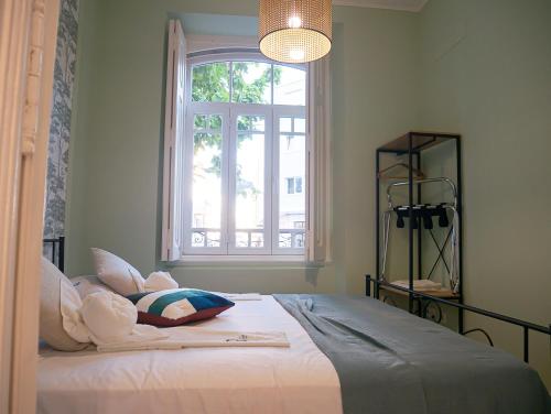 una camera da letto con un grande letto e una finestra di Setubal History - By Y Concept a Setúbal