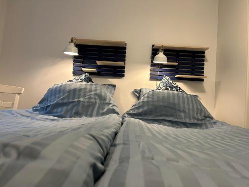 two beds sitting next to each other in a bedroom at Lejlighed i København Vesterbro- Dybbølsgade in Copenhagen