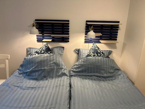 two beds sitting next to each other in a bedroom at Lejlighed i København Vesterbro- Dybbølsgade in Copenhagen