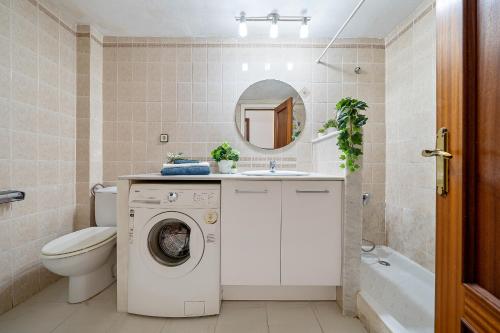 a bathroom with a washing machine and a sink at Paradis Park Apartments in La Pineda
