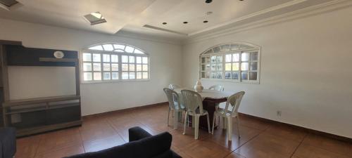 a dining room with a table and chairs in a room at Cantinho do SOSSEGO, a 2 km da praia de Itapuã, no centro da cidade, wifi, ideal para CASAL in Vila Velha