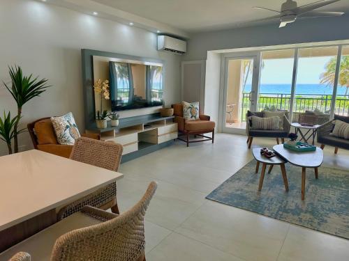 een woonkamer met uitzicht op de oceaan bij Beachfront Villa in the Rio Mar Resort in Rio Grande