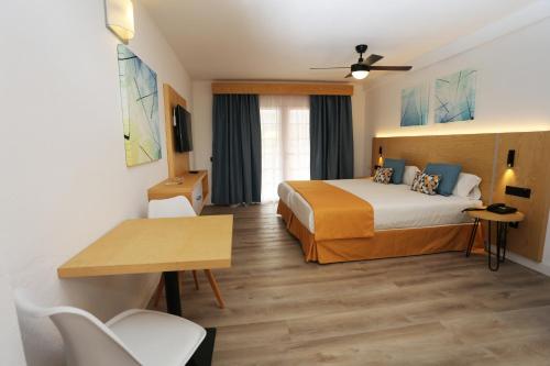 Säng eller sängar i ett rum på Hotel-Apartamentos Andorra