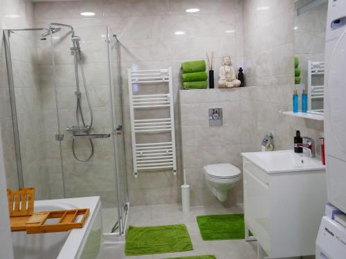 uma casa de banho com um chuveiro, um WC e um lavatório. em GUESTHOUSE MARIA / КЪЩА ЗА ГОСТИ МАРИЯ / GÄSTEHAUS MARIA em Karlovo