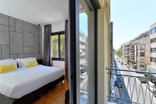 1 dormitorio con 1 cama y balcón en Athenian Gem en Athens