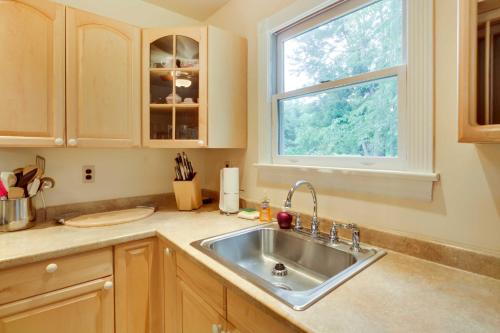 Virtuvė arba virtuvėlė apgyvendinimo įstaigoje Cozy Nonny Cottage Near Appalachian Trail!