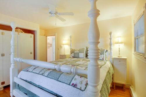 um quarto com uma cama branca e uma ventoinha de tecto em Cozy Nonny Cottage Near Appalachian Trail! em Vesuvius