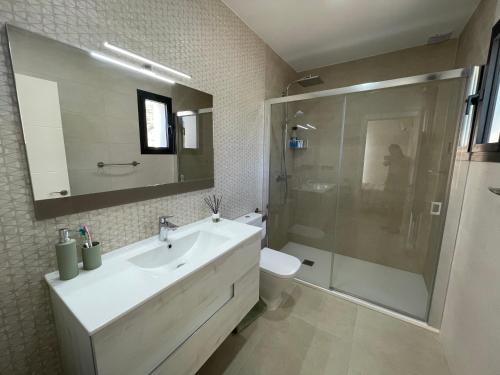 Koupelna v ubytování Vivienda en Granada, Cortijo Balcón Cotobro, Almuñécar, Casa con piscina y vistas increíbles