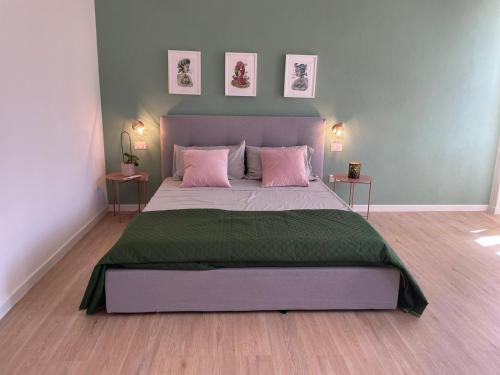 een slaapkamer met een groot bed met roze kussens bij Sunset 221 Cagliari in Cagliari