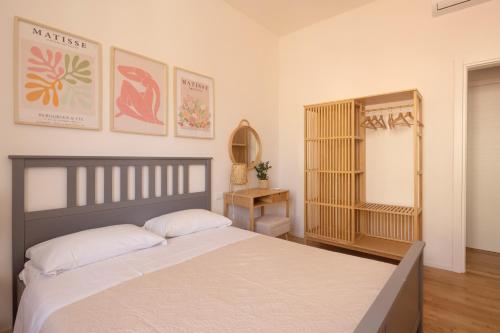 - une chambre avec un grand lit et un miroir dans l'établissement A CA' DU BARBA ALE, à La Spezia