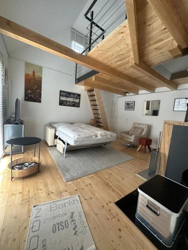 een woonkamer met een bed en een trap bij Ruhig und Zentral in Friedberg