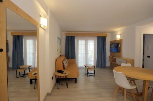 a living room with a couch and a table at Hotel-Apartamentos Andorra in Playa de las Americas