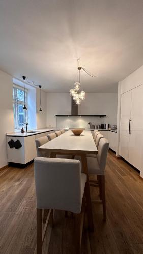 a dining room and kitchen with a table and chairs at Fabelagtig lejlighed R8 in Copenhagen