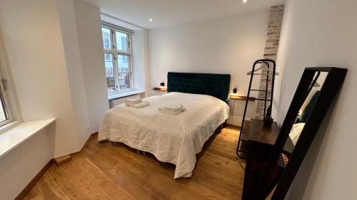a bedroom with a bed and a chair in it at Fabelagtig lejlighed R8 in Copenhagen