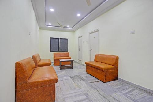 uma sala de espera com cadeiras e mesas de couro castanho em Super OYO Flagship Hotel Kanak International em Hyderabad
