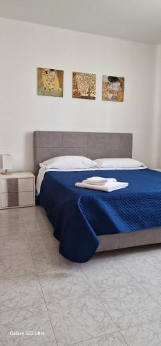 1 dormitorio con 1 cama con manta azul en Villa Silvia, en Amalfi