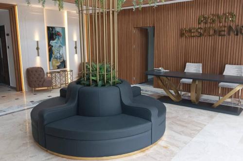een lobby met een blauwe stoel en een tafel bij New apartment with pool near the sea in Akbük