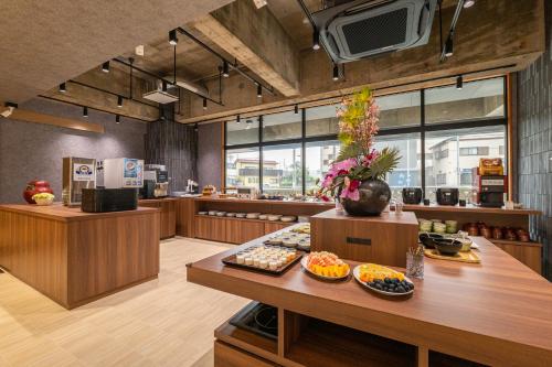 高崎Hotel Sun的有一张桌子上摆着食物的餐馆