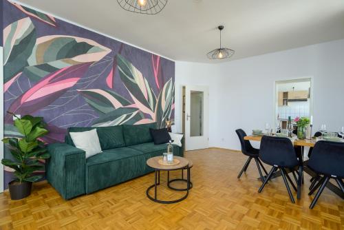 a living room with a green couch and a table at LE Vacation 3-Room-Apartment 67qm, Küche, Netflix, Free-TV in Schkeuditz