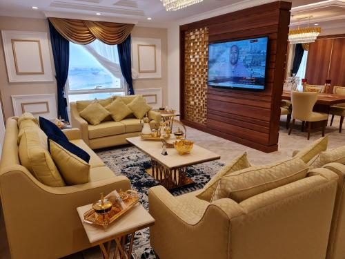 a living room with couches and a flat screen tv at Holiday Villa Hail in Hail