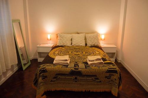 um quarto com uma cama com duas mesas e dois candeeiros em Acogedor Monoambiente en Palermo em Buenos Aires