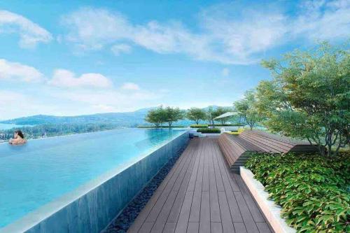 uma piscina com vista para a água em 2 br Laguna, SkyPark, Bang Tao em Thalang