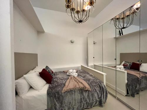 Schlafzimmer mit einem Bett und einem Spiegel in der Unterkunft Exclusivo Piso Madrid Mendizabal in Madrid