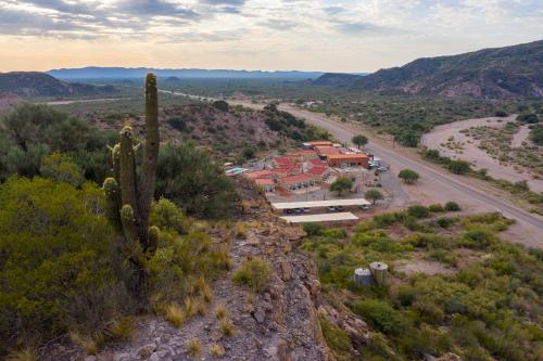 uma vista aérea de uma casa no deserto com um cacto em El Chiflon Posta Pueblo em El Chiflón